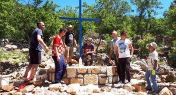 Medjugorje. Rinnovata la ‘Croce Blu’ ad opera di giovani del paese