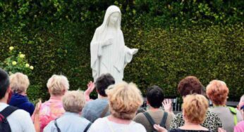A Medjugorje una ragazza si alza da sola dalla carozzella. Era appena terminata l’apparizione!