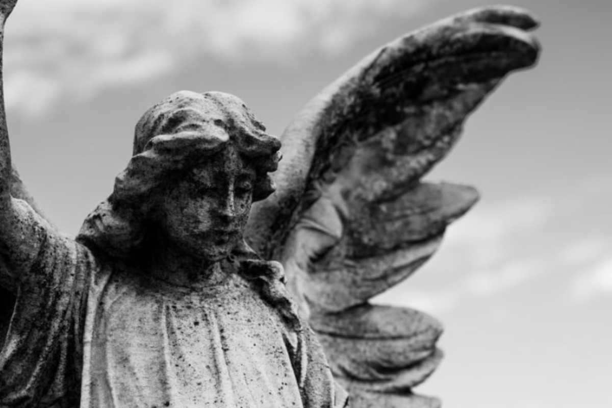 Questi esseri invisibili, creati da Dio, accompagnano ogni persona nel cammino della vita, offrendo protezione, guida e intercessione.