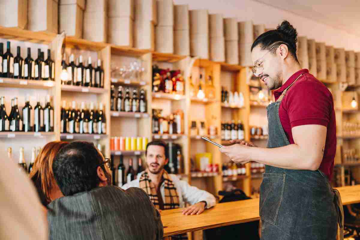 Cameriere prende l'ordinazione al tavolo