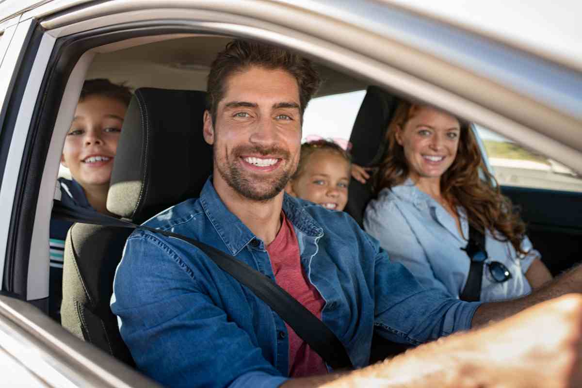 Famiglia sorridente in auto