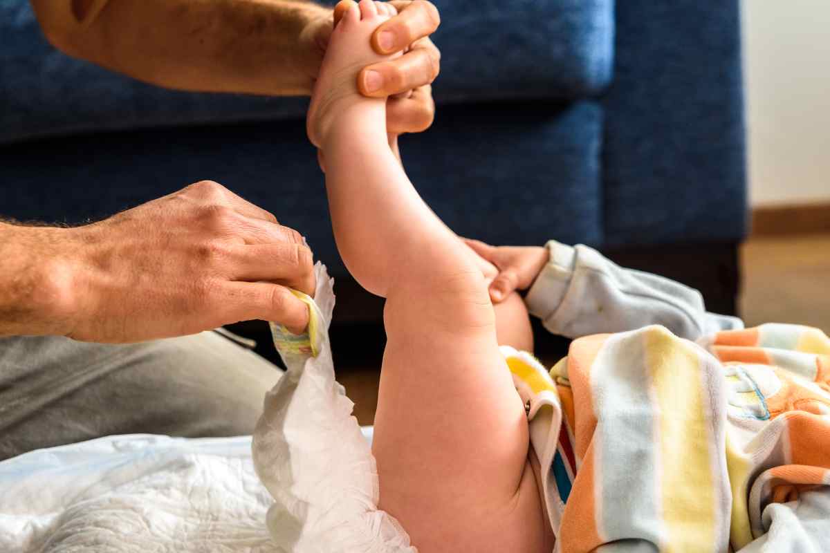Papà che cambia il pannolino al bambino