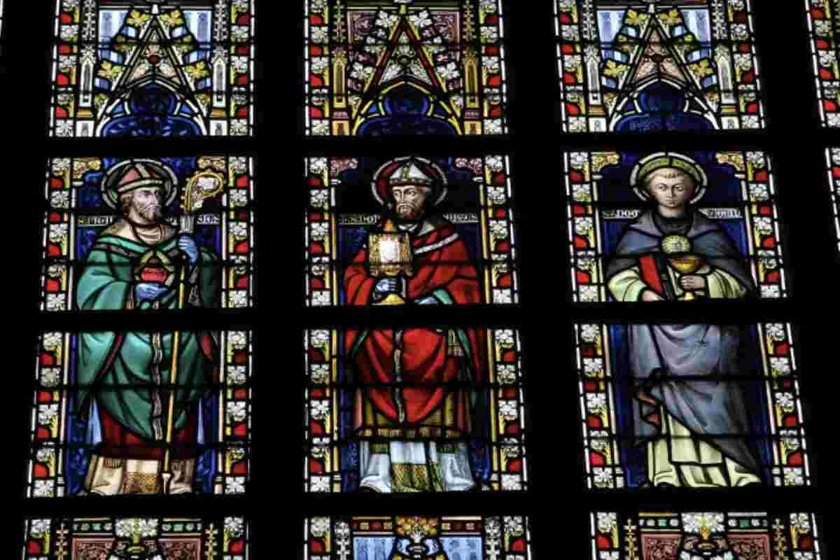 Alcuni cristiani, soprattutto di orientamento fondamentalista, rifiutano la preghiera ai santi richiamando il divieto biblico di comunicare con i morti