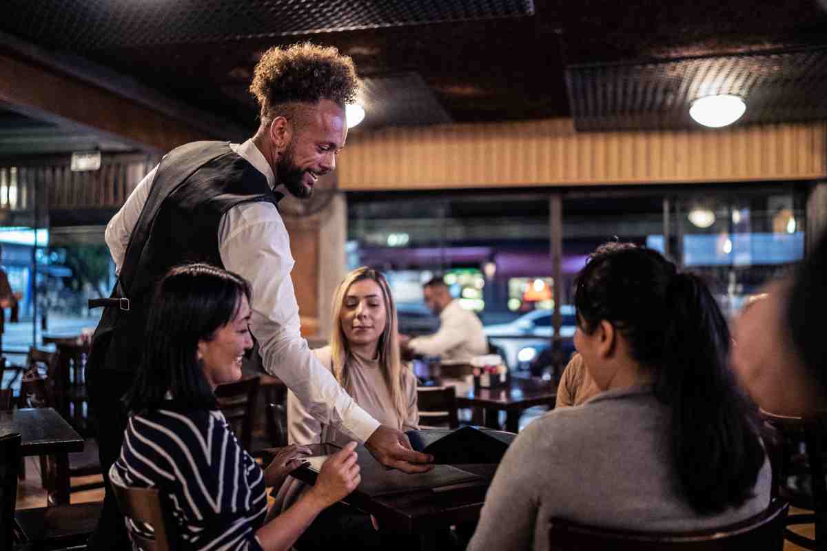 Cameriere e clienti al ristorante