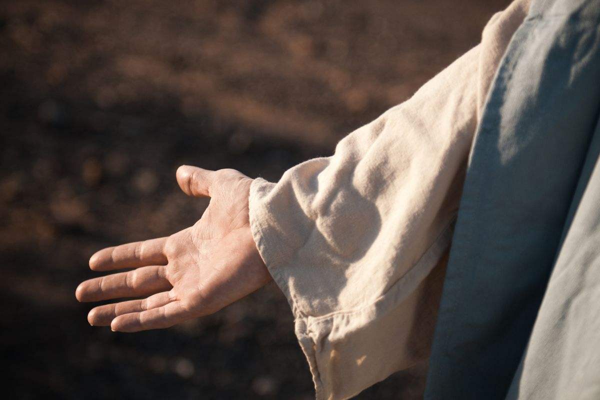 mano tesa gesù abbraccio