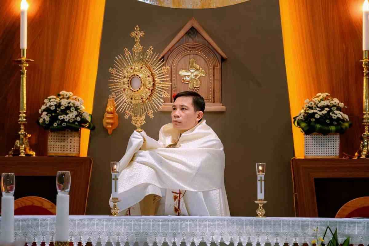 miracolo sacerdote processione santissimo